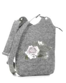 Filcowa torebka z haftem wiosennej róży na ramię katarzyna wesolowska torba - listonoszka
