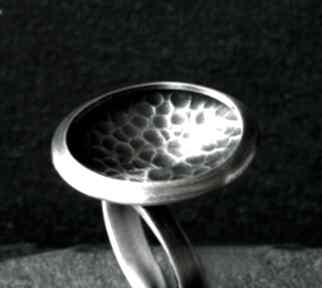 Oksydowany pierścionek z młotkowanego srebra shambala, unikatowy regulowany, biżuteria