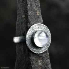 Srebrny pierścionek tribal z naturalnym kamieniem, kamień księżycowy shambala, oksydowany