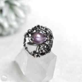 W fiolecie - pierścionek z perłą rzeczną pracownia miedzi duży, regulowany, na prezent