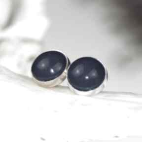 Srebrne - okrągłe sztyfty, szklane perły: niebieskie granatowe kolczyki swarovski