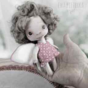 Aniołek - lalka kolekcjonerska figurka tekstylna ręcznie szyta i malowana dekoracje e piet