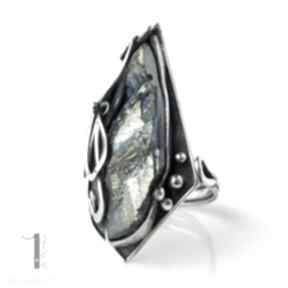 Gynvael srebrny pierścień z kwarcem tytanowym miechunka metaloplastyka, kwarc, tytanowy