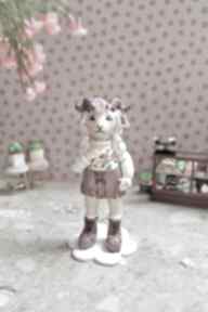 Owieczka leila dekoracje qletta clay furry figurka, owca w vintagu, w ubraniu, z gliny, ubrania