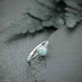 Srebrny pierścionek flora z turkusem, turkusowym oczkiem pracownia bellart minimalistyczny