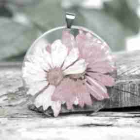 Naszyjnik na łańcuszku suszone kwiaty wisiorek na różowy, wisior z kwiatami herbarium
