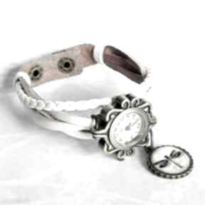 Zegarek z zawieszką ważka - modna bransoleta w jednym, skóra gala vena biały, subtelny