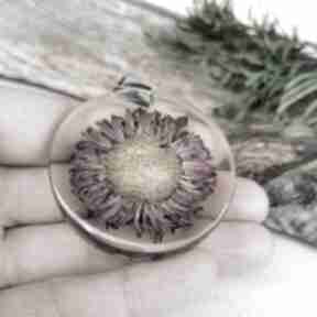 Naszyjnik z bordowym kwiatem w żywicy z1123 naszyjniki herbarium jewelry, bordowy wisiorek