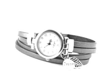 Zegarek bransoletka ze skórzanym srebrzystym paskiem i zawieszkami zegarki megi mikos