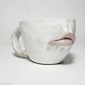 Kubek z ręcznie rzeźbionymi ustami kubki palcik z ceramika artystyczna, rzeźba użytkowa