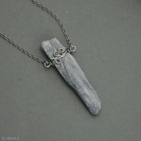minimalistyczny talizman wire kianit agata rozanska naszyjnik, z kamieniem, wrapping, kyanit