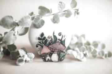 z rożowymi broszki pintura grzyby, leśne motywy - biżuteria z motywem lasu