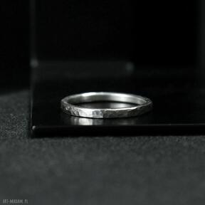 Minimalistyczny młotkowany pierścionek bellamente, prosty srebro, srebrny, na prezent