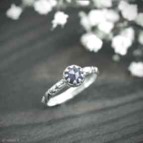 Srebrny pierścionek z lapis lazuli i obrączką w róże, granatowym oczkiem pracownia bellart