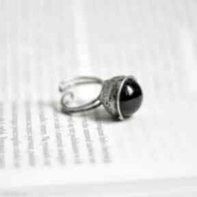 Black hole - awangardowy pierścionek z czarną szklaną kulą pracownia miedzi duży - regulowany
