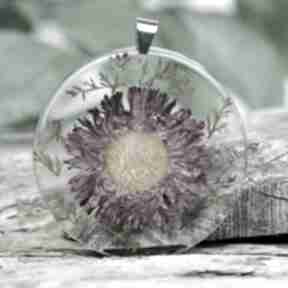 Naszyjnik z bordowym astrem z283 herbarium jewelry okrągły wisiorek, z kwiatem, z żywicy