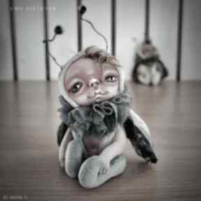 Szary żuczek - artystyczna lalka kolekcjonerska dekoracje e piet, malutki, szmacianka, ręcznie