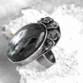 Srebrny pierścień z labradorytem w kwiatach a956 artseko, mieniący się, na prezent, kamieniem