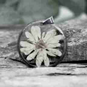 Wisior z kwiatem - żywicy kwiatowy: okrągły, biżuteria z kwiatami