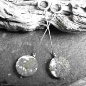 Minimalistyczne kolczyki srebrne z surowym bursztynem treendy długie, wiszące - metaloplastyka