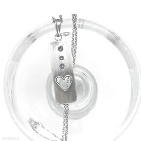 Srebrny naszyjnik z cyrkoniami i sercem naszyjniki ladyc serce, prosty, podłużny biżuteria