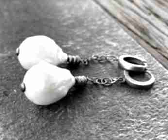 Kolczyki wiszące z białą perłą barok na łańcuszku shambala z perłami, z baroque, naturalna