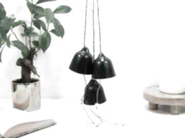 Czarne dekoracje choinkowe: ceramiczne ozdoby świąteczne dzwonki