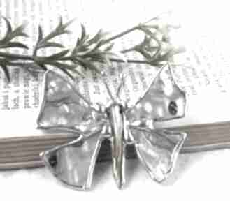 Broszka i wisiorek 2 w 1: motyl z tęczową muszlą witrażka perłowa, masa