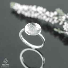 Srebrny pierścionek ze spiralą, z oczkiem w kształcie miseczki pracownia bellart
