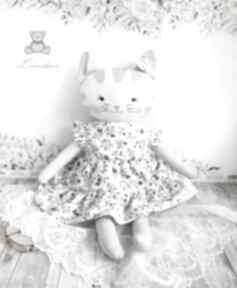 Kotek tilda w łatki beżowej sukieneczce bordowe kwiatuszki, przytulanka ręcznie szyta gotowa