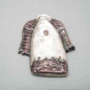 Aniołek miłości II z serduszkiem na środku ceramika santin, dekoracja, prezent, serdeuszko