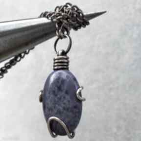 Miedziany naszyjnik z kamieniem lapis lazuli yvonne atelier biżuteria autorska, wisiorek