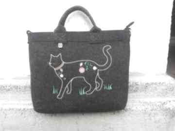 Ciemna na której zamieszkał kot katarzyna wesolowska torba, torebka, filcowa, laptop, folk
