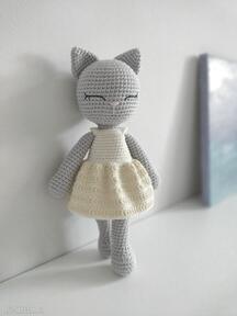 Kotek w sukience, szydełkowa maskotka els handmade dla dziecka, przytulanka, na prezent