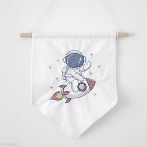 Proporczyk - astronauta na rakiecie pokoik dziecka mały koziołek, pokój chłopca, kosmos