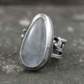 Kamień księżycowy efektowny maszywny pierścionek atelier4
