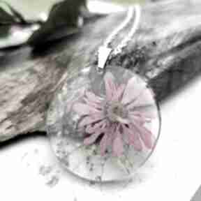 z różowym kwiatem w z1101 herbarium jewelry, żywica epoksydowa, suszone kwiaty, okrągły