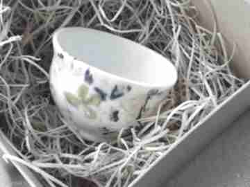 Porcelanowa czarka do ceremonii herbaty ręcznie malowana w japońskim stylu impresja - kaczeńce