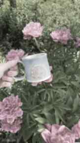 Kubek z peonią ceramika misty art studio ceramiczny, filiżanka, prezent, kwiaty