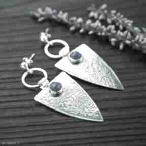 Kolczyki trójkąty z kwiatowym wzorem i lapis lazuli pracownia bellart srebrne, w kwiaty