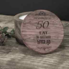 Personalizowana świeca sojowa w drewnie świeczniki messto made by wood grawerowany napis