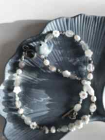 kolorowa z kamieniami: biżuteria, naszyjnik z perłami, kamienie naturalne