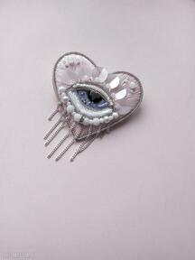 Różowa broszka serduszko z okom aura accessories - haftowana z koralikami, serce, ręcznie