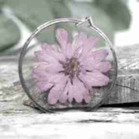 Naszyjnik z różowym kwiatem w żywicy z364 herbarium jewelry okrągły, z kwiaty w suszone