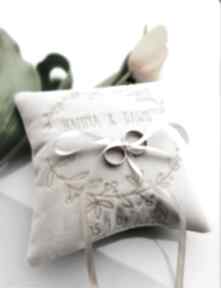 Personalizowana, haftowana na tulito poduszka obrączki, dodatki, prezent ślubny