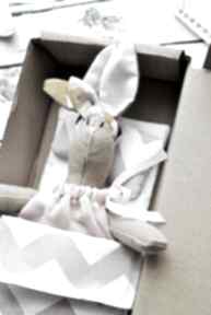 Mały królik w pudełeczku maskotki peppofactory przytulanka