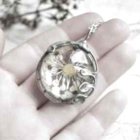 Stokrotkowa mandala - naszyjnik z kwiatem w szkle pracownia miedzi ze wisior biżuteria