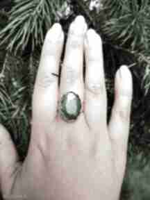 Srebrny w koronkowej oprawie argentum vita pierścień, pierścionek, szmargd, szmaragd
