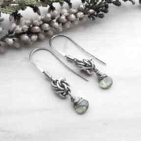 Drobne kropelki zieleni - jewelsbykt delikatne kolczyki, srebrne, krótkie chainmaille, peridot