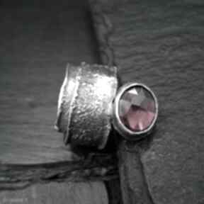 Srebrny z zofia gladysz pierścionek z granatem, regulowany, zrebrny, masywny